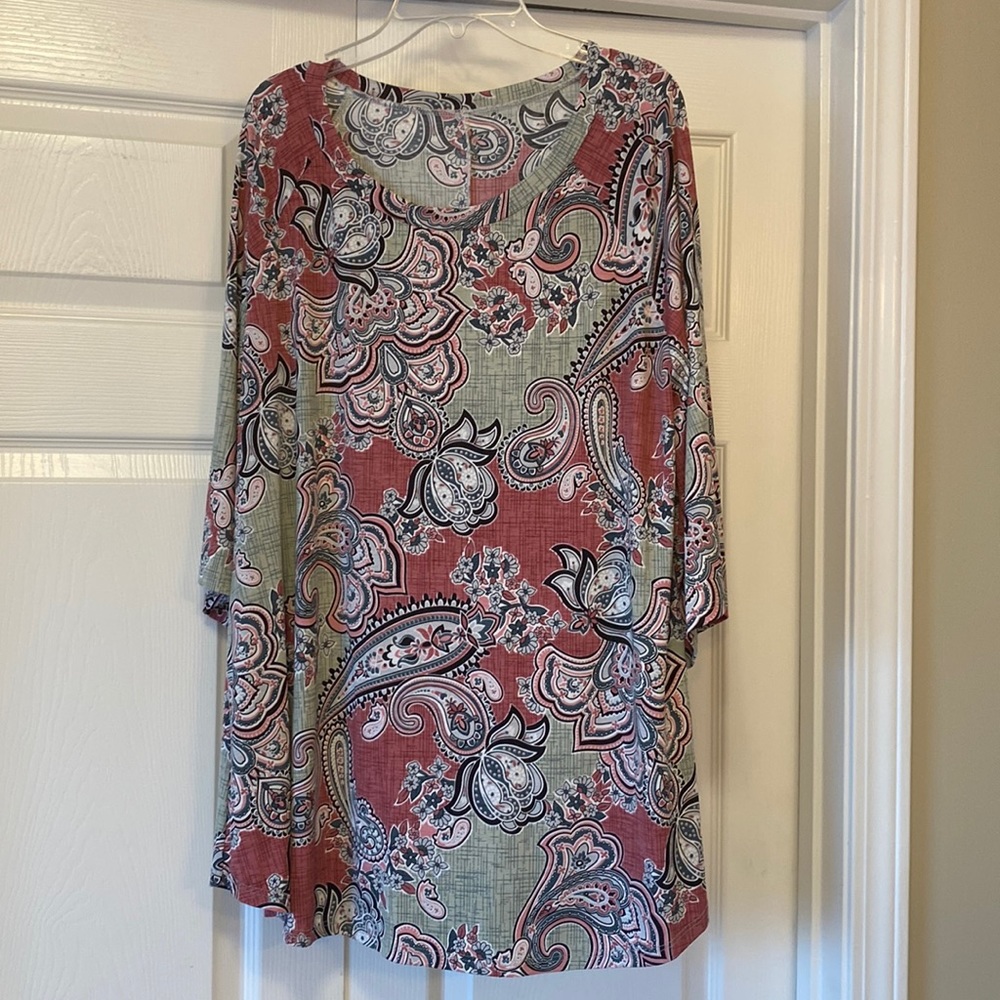 Extremely soft & flowy patterned blouse.